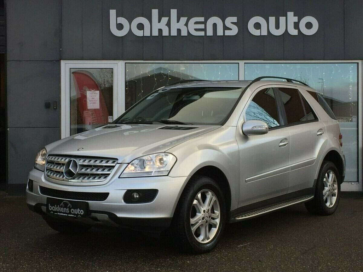 Grå Mercedes ML320 fra 2006