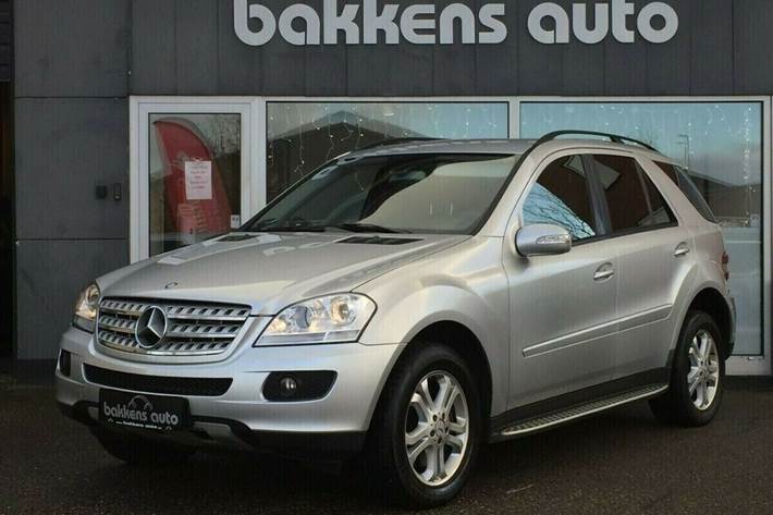 Grå Mercedes ML320 fra 2006