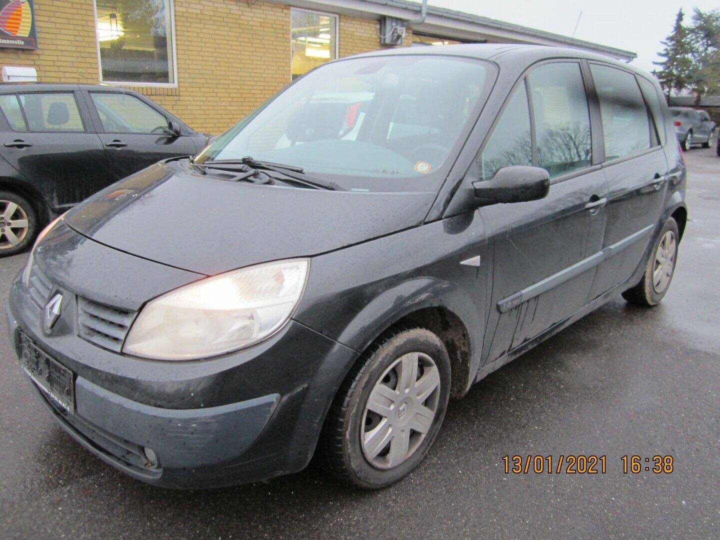 Grå Renault Scenic II fra 2004