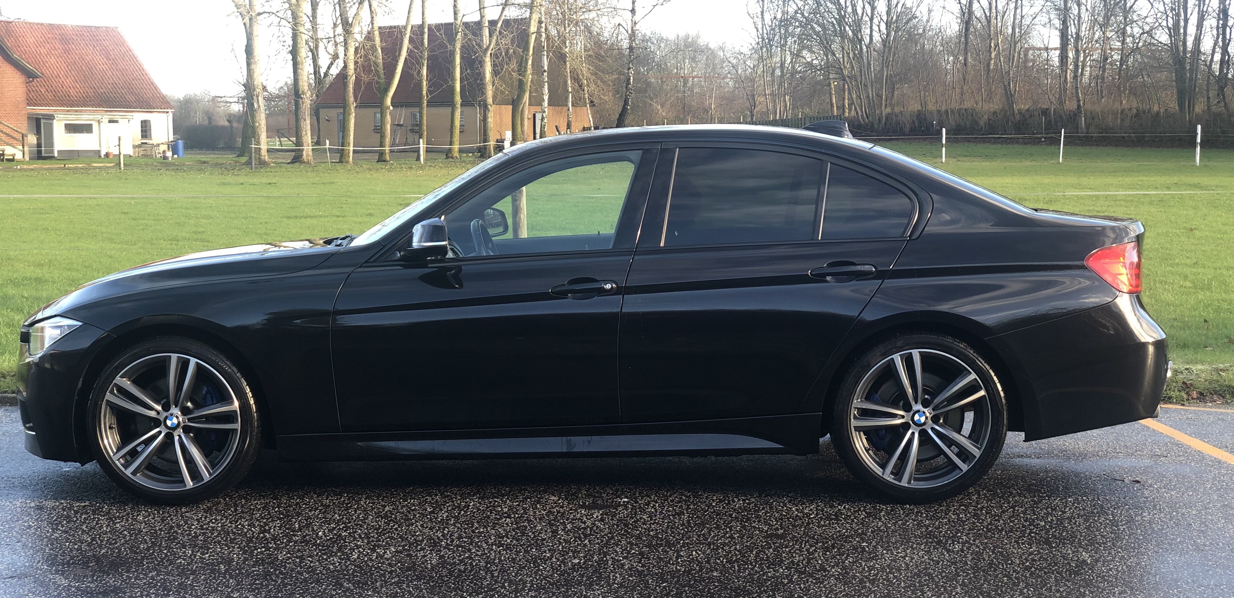 Sort BMW 320 fra 2015