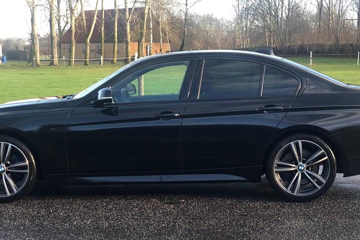 Sort BMW 320 fra 2015