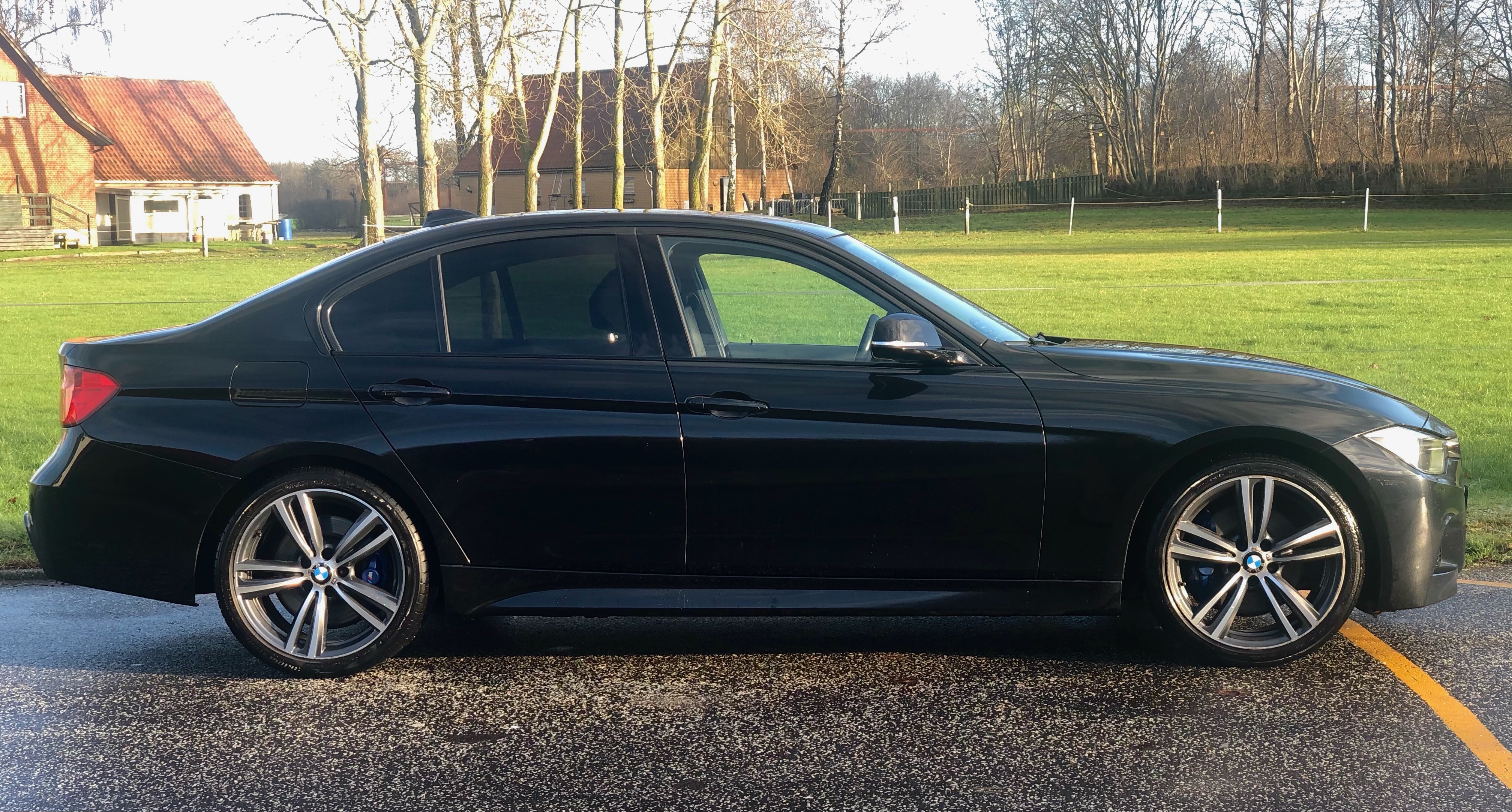 Sort BMW 320 fra 2015