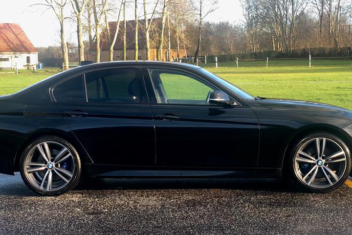 Sort BMW 320 fra 2015