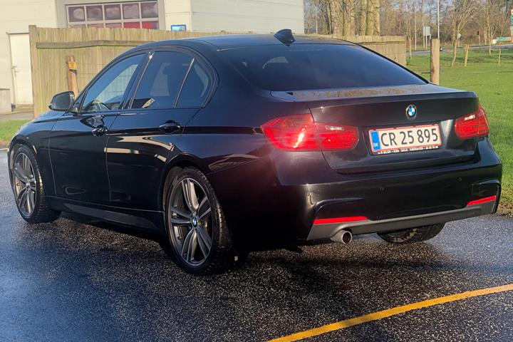 Sort BMW 320 fra 2015