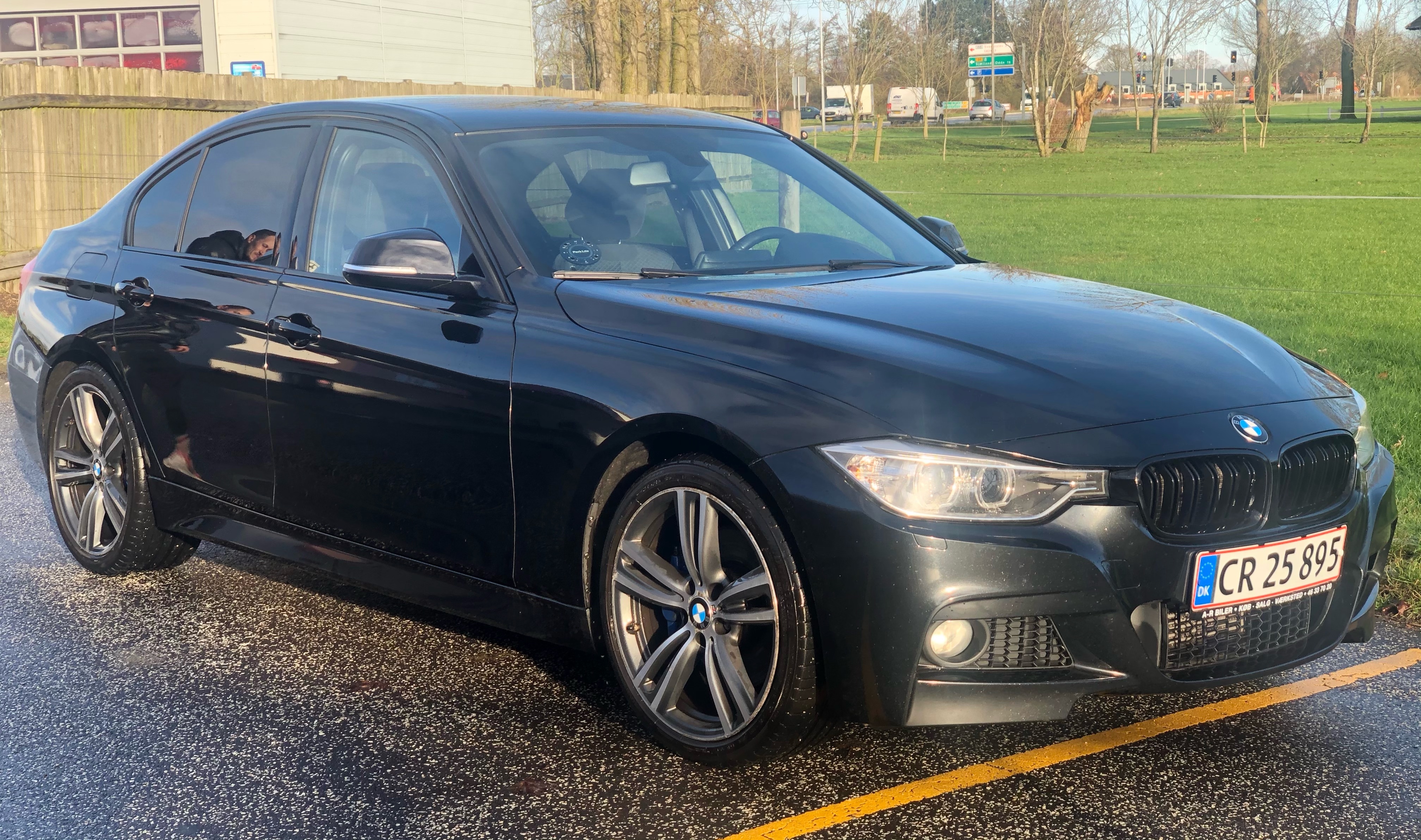 Sort BMW 320 fra 2015