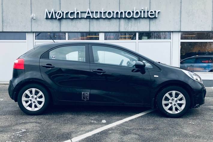 Grå Kia Rio fra 2012