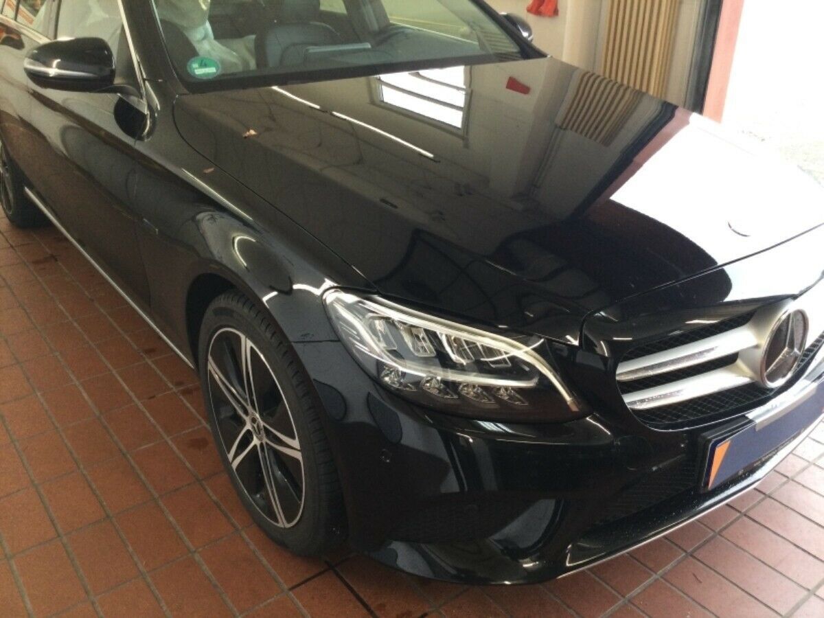 Grå Mercedes C300 de fra 2020