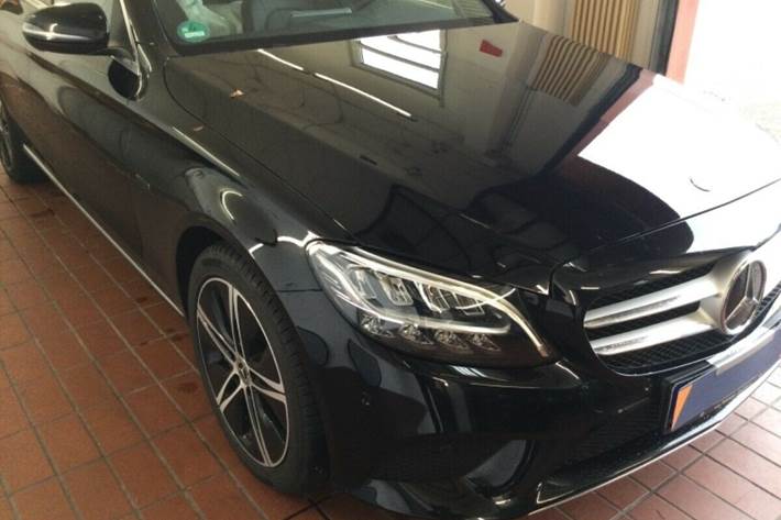 Grå Mercedes C300 de fra 2020