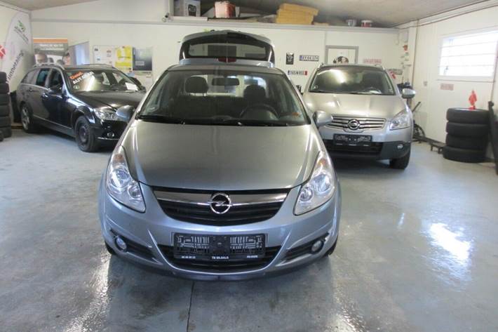 Blå Opel Corsa fra 2010