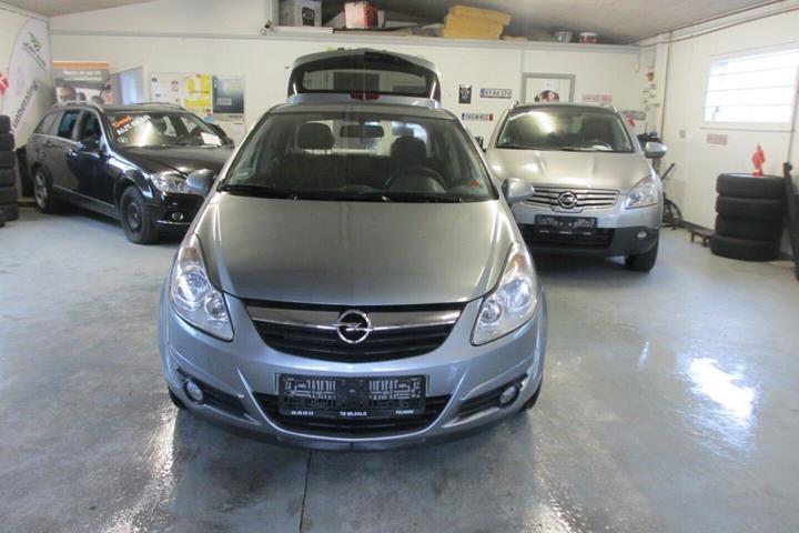 Blå Opel Corsa fra 2010