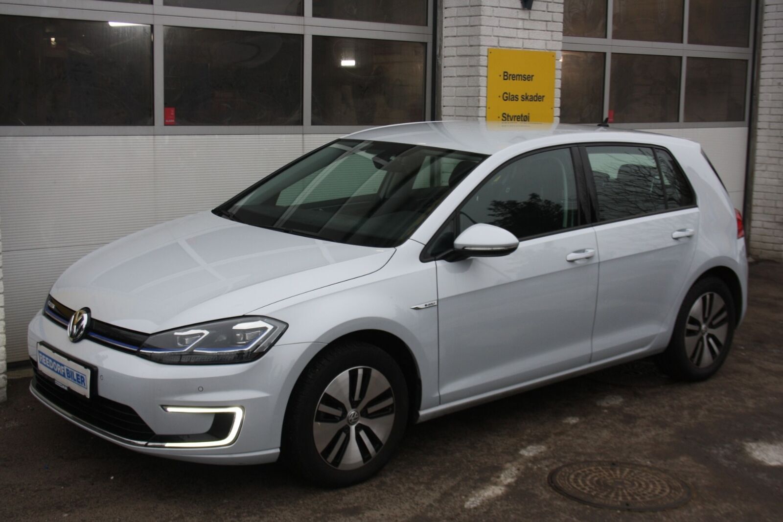 Grå VW e-Golf VII fra 2018