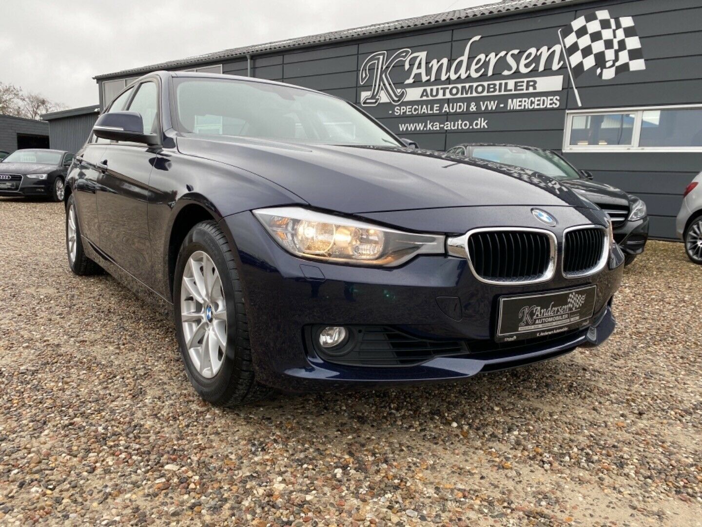 Blå BMW 320i fra 2013