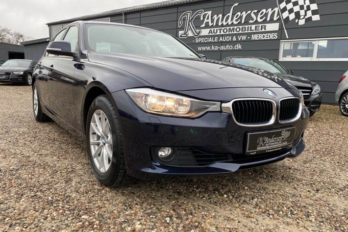Blå BMW 320i fra 2013