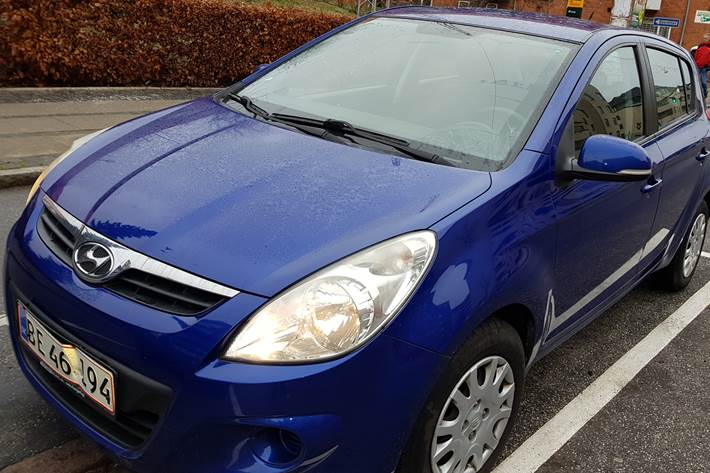 Blå Hyundai i20 fra 2011