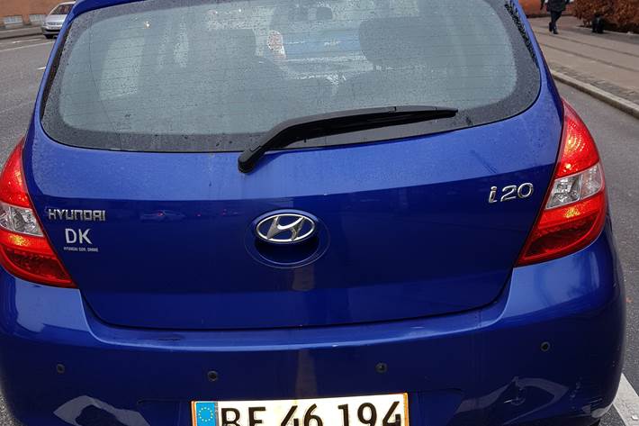 Blå Hyundai i20 fra 2011