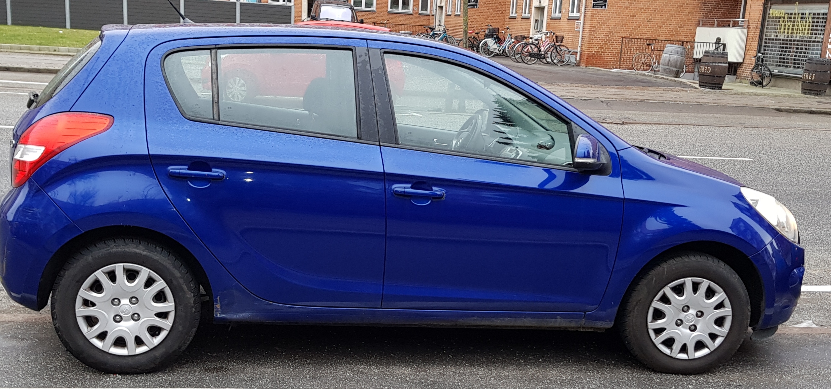 Blå Hyundai i20 fra 2011