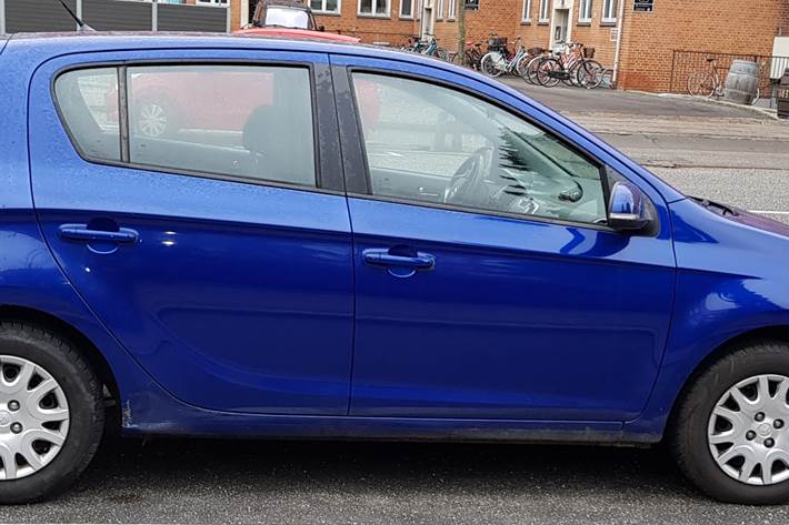 Blå Hyundai i20 fra 2011