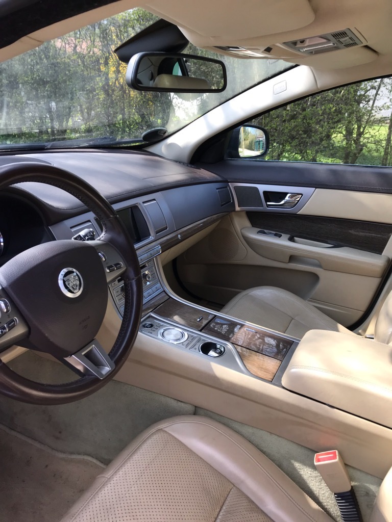 Sort Jaguar XF fra 2010