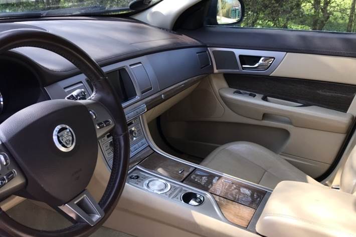 Sort Jaguar XF fra 2010