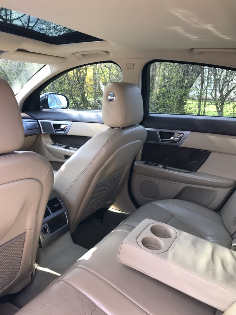 Sort Jaguar XF fra 2010