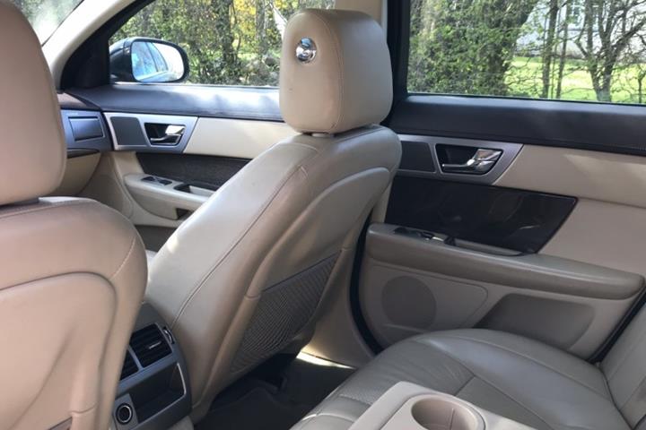 Sort Jaguar XF fra 2010
