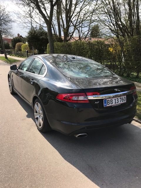 Sort Jaguar XF fra 2010