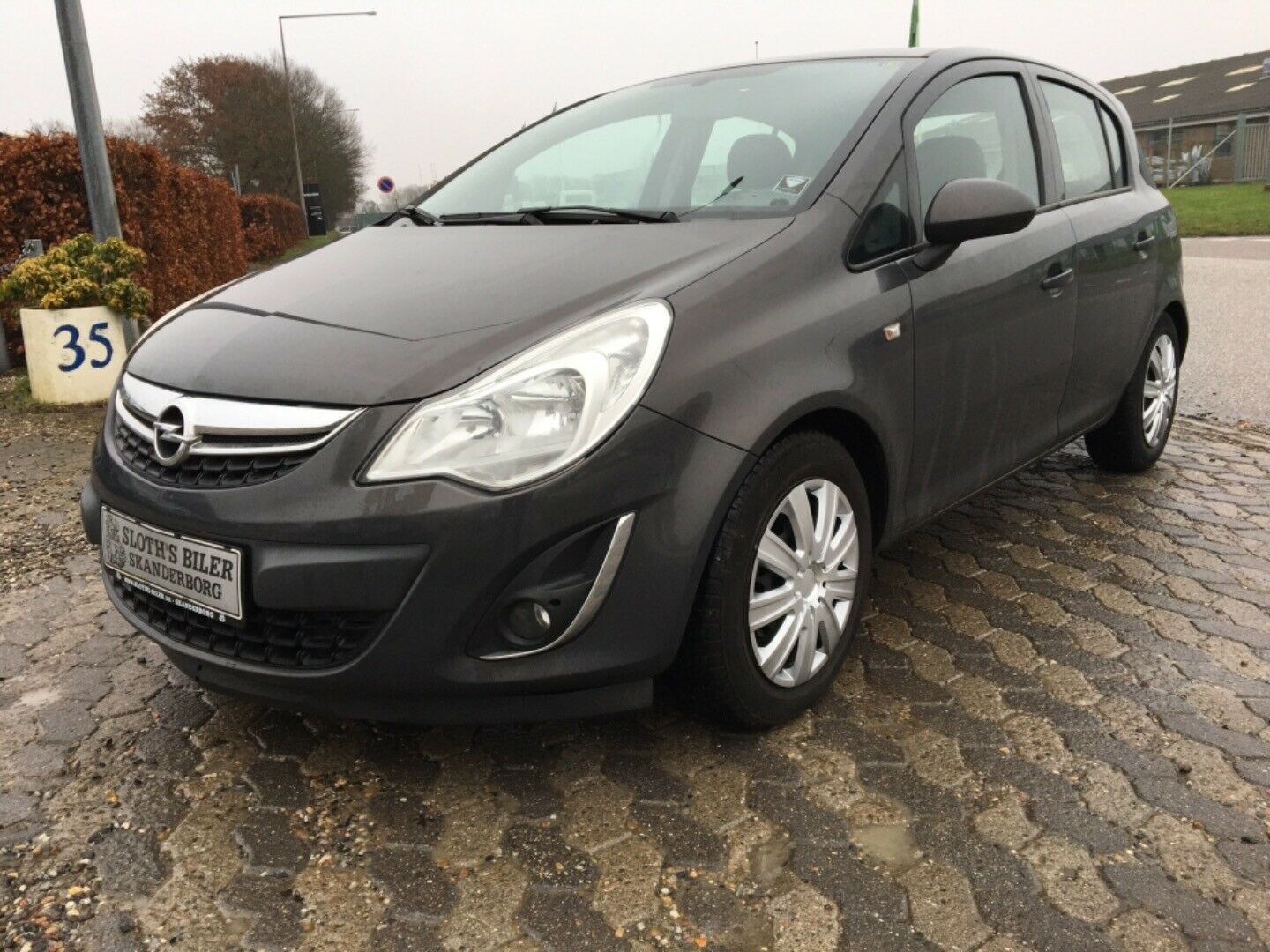 Grå Opel Corsa fra 2013