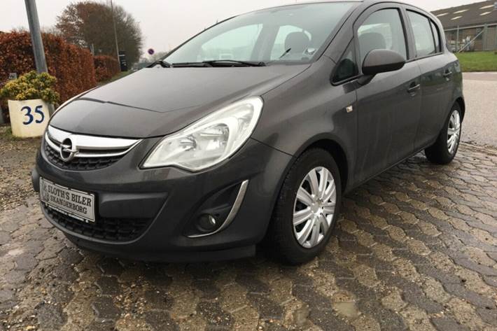 Grå Opel Corsa fra 2013