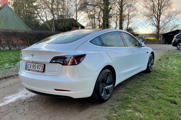 Hvid Tesla Model 3 fra 2020