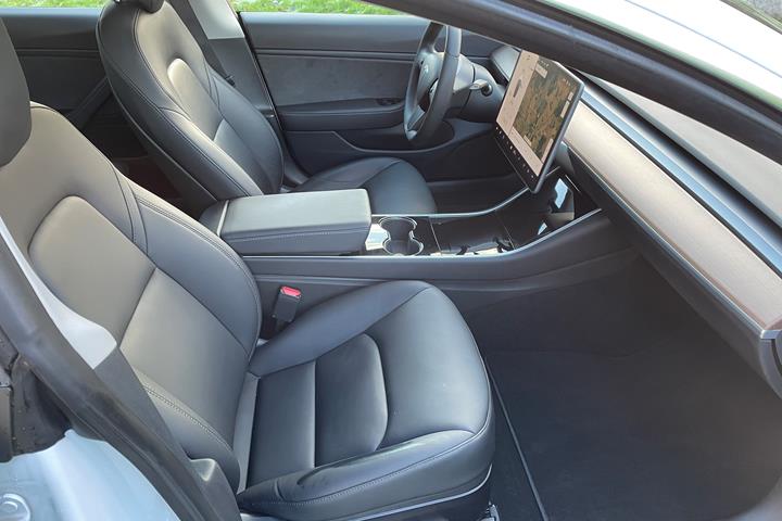 Hvid Tesla Model 3 fra 2020