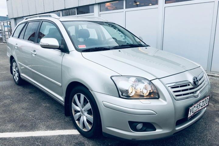 Grå Toyota Avensis fra 2006