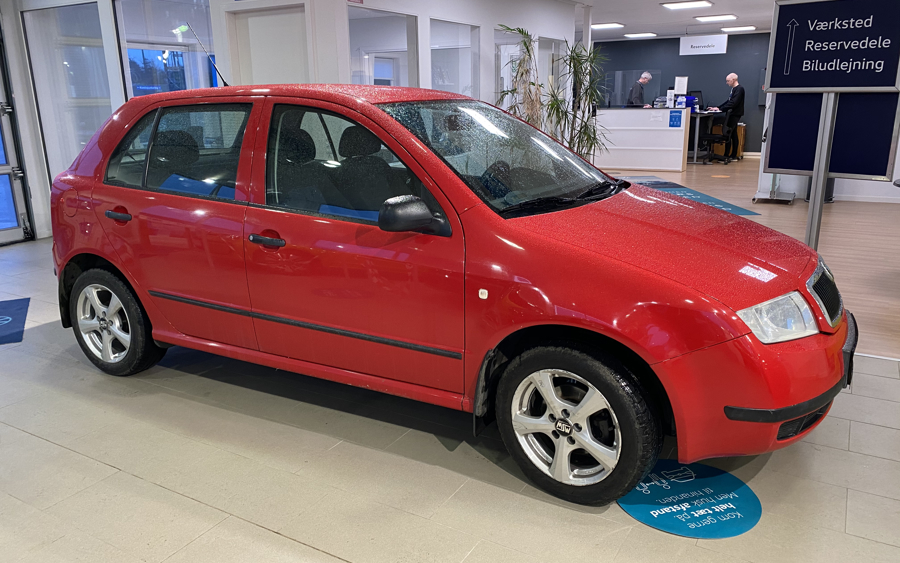 Rød Skoda Fabia fra 2003