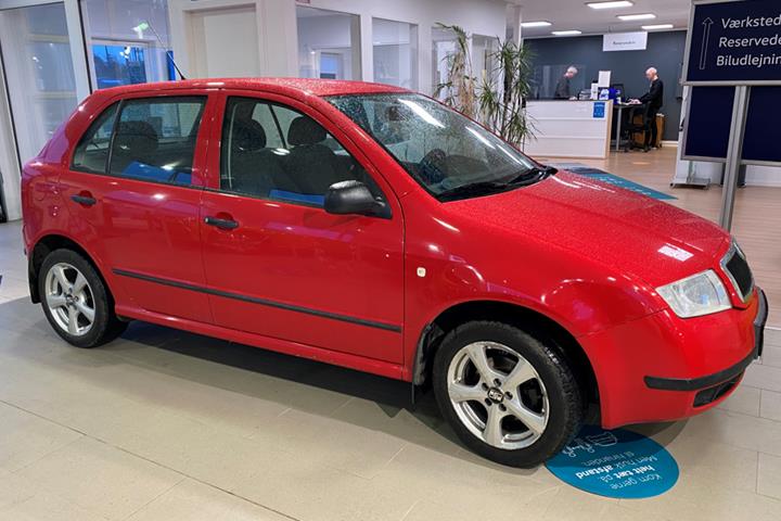 Rød Skoda Fabia fra 2003