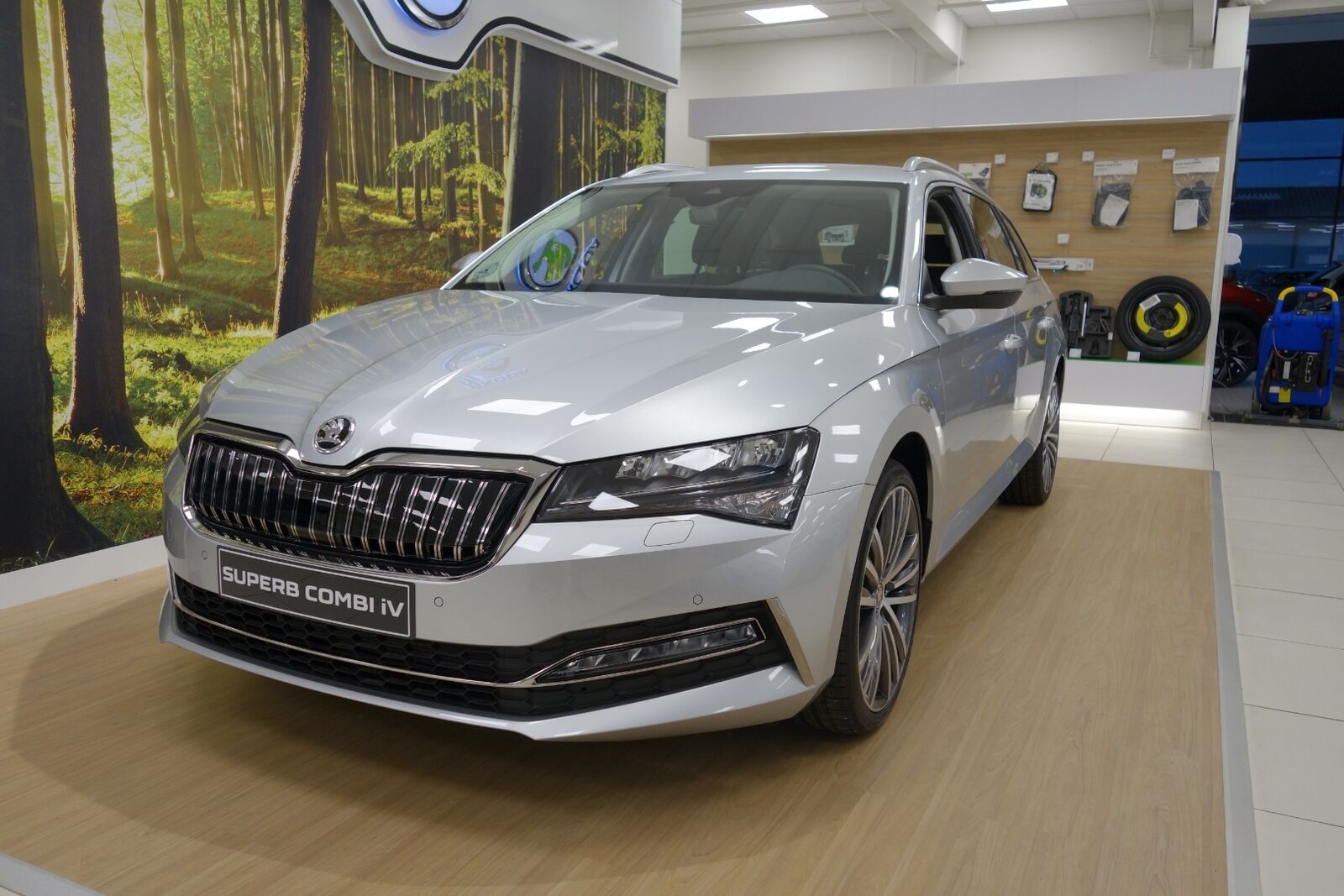 Grå Skoda Superb fra 2021
