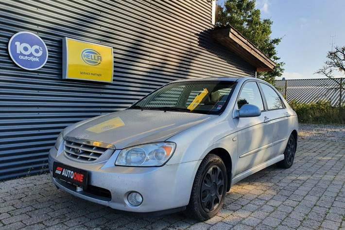 Grå Kia Cerato fra 2007