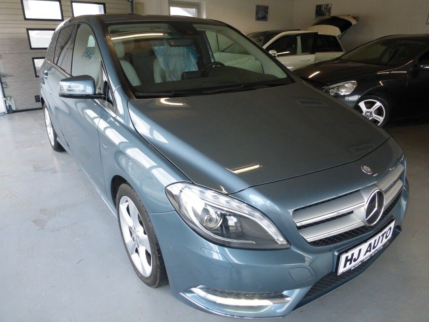 Blå Mercedes B200 fra 2012