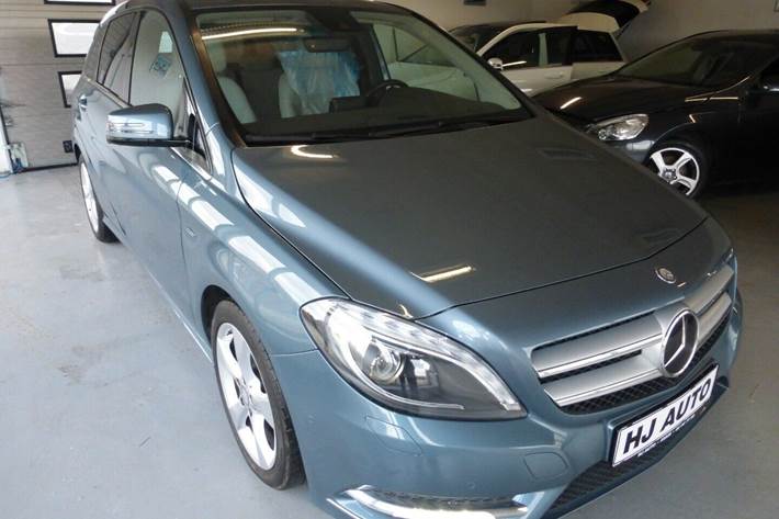Blå Mercedes B200 fra 2012