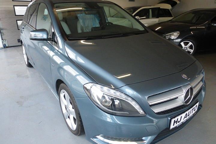 Blå Mercedes B200 fra 2012