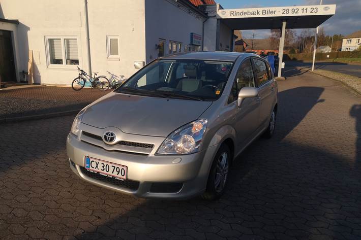 Sølv Toyota Corolla Verso fra 2006