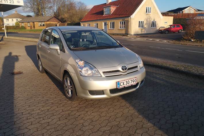 Sølv Toyota Corolla Verso fra 2006
