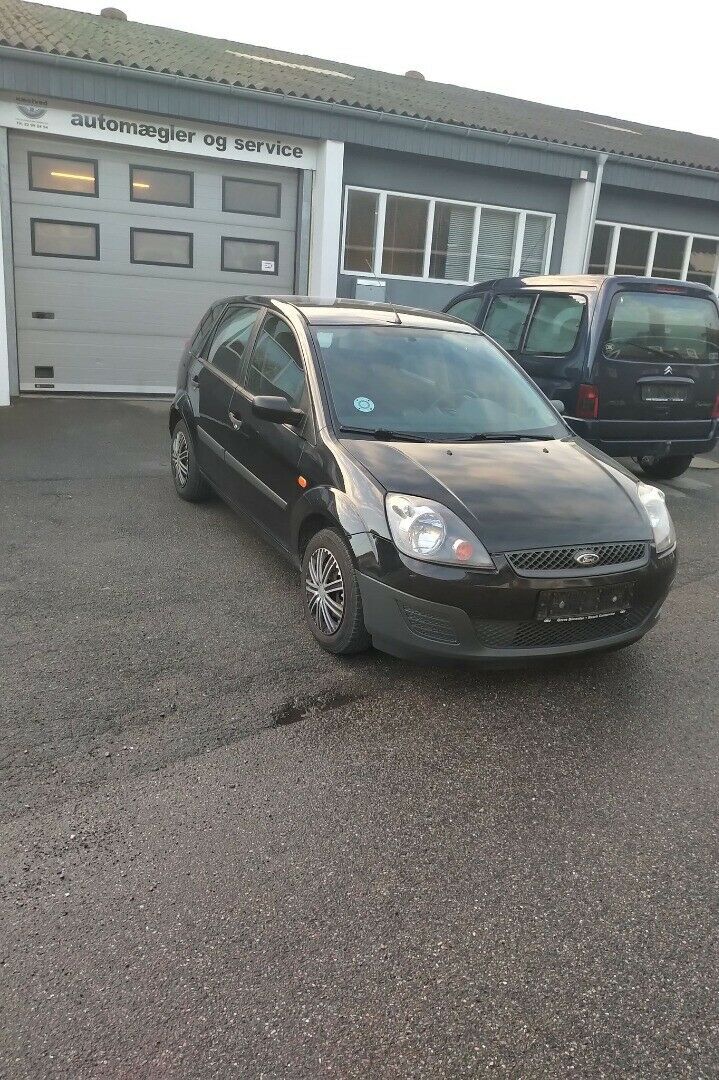 Grå Ford Fiesta fra 2006