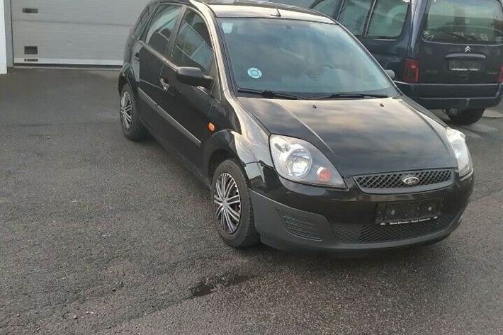 Grå Ford Fiesta fra 2006