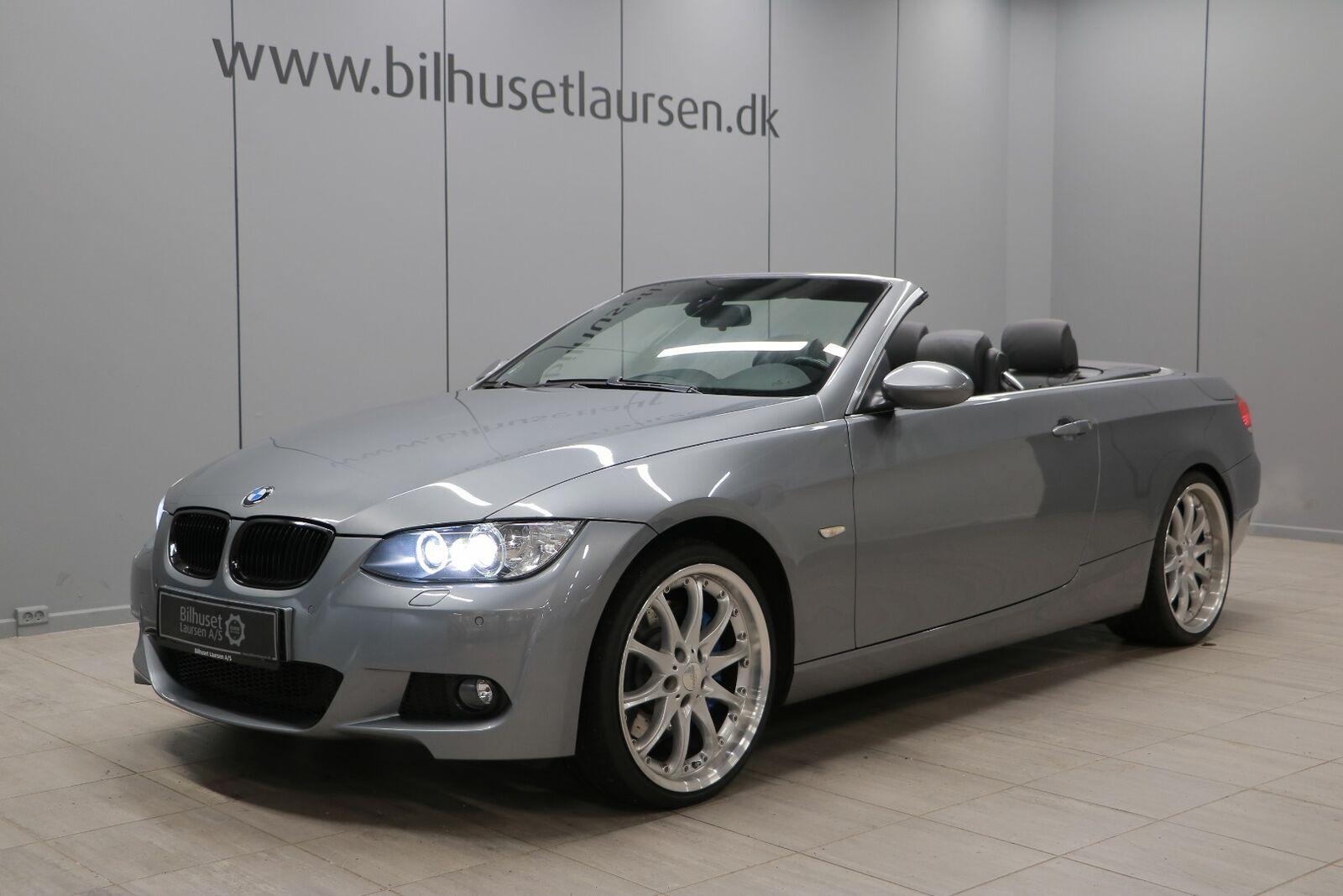 Grå BMW 335i fra 2007