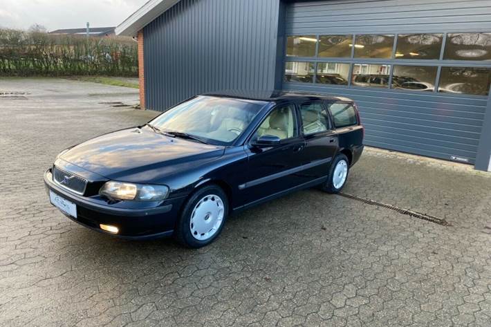 Grå Volvo V70 fra 2004