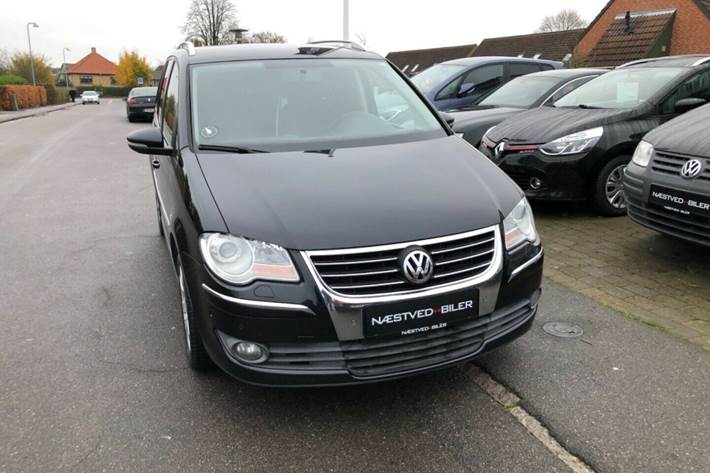 Grå VW Touran fra 2009