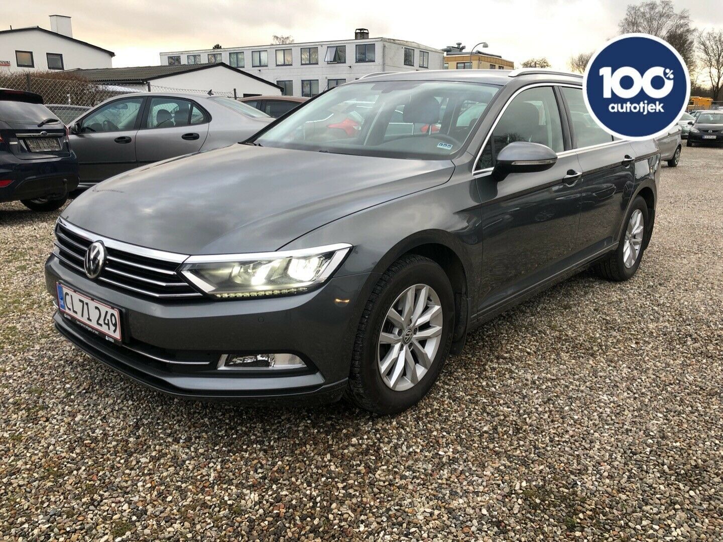 Grå VW Passat fra 2016