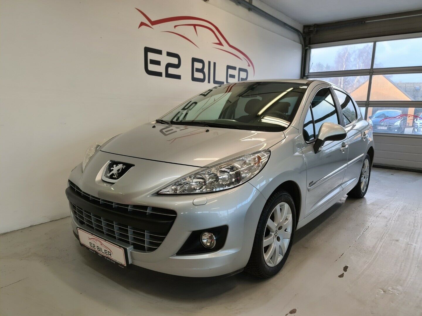 Grå Peugeot 207 fra 2012