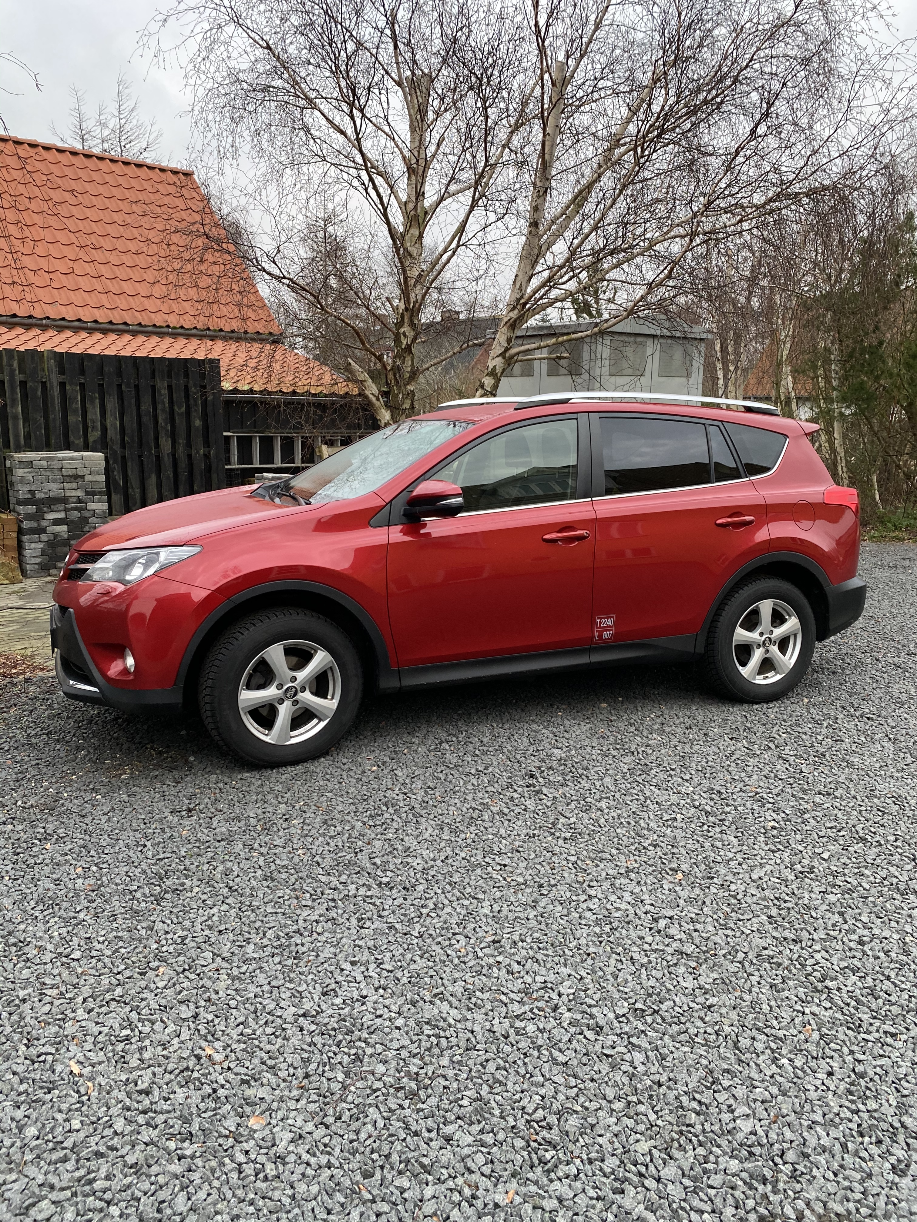 Rød Toyota RAV4 fra 2015