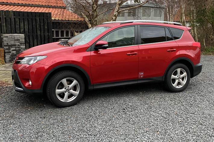 Rød Toyota RAV4 fra 2015