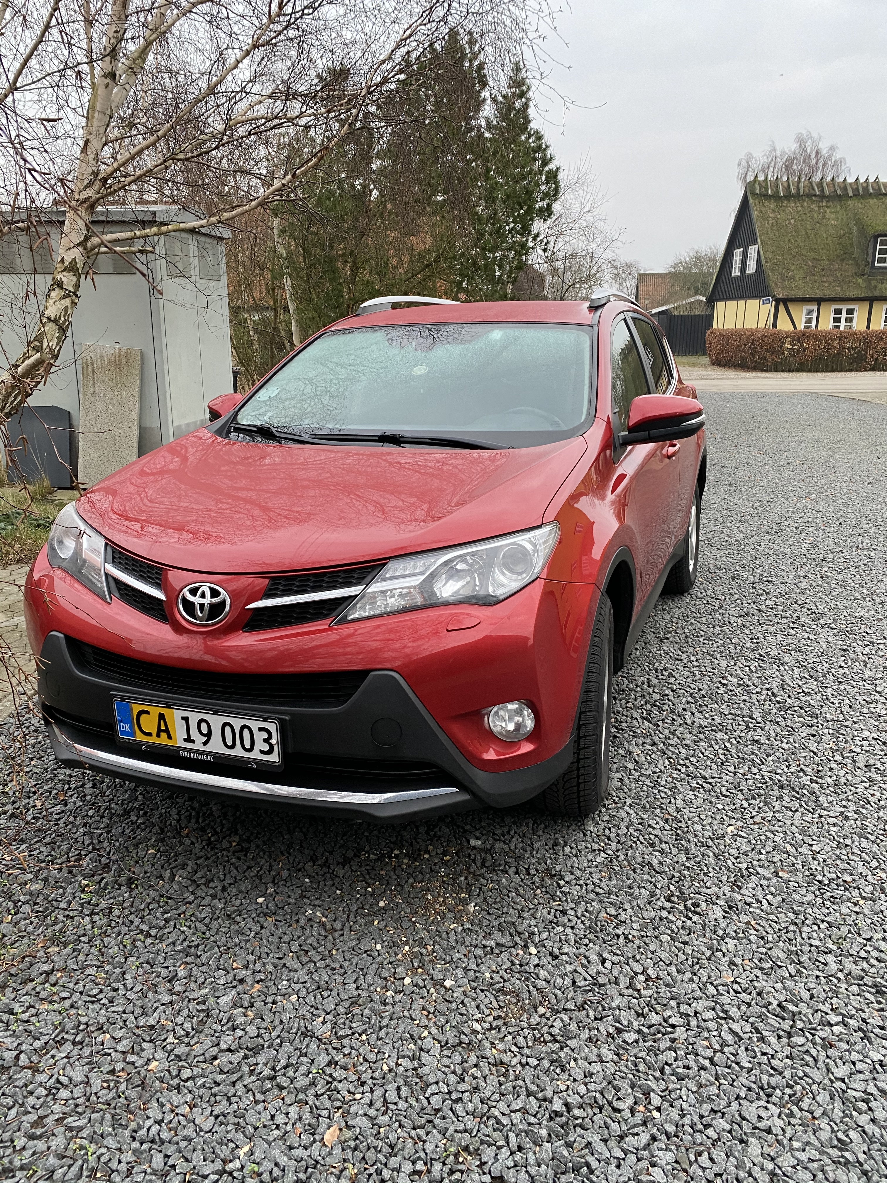 Rød Toyota RAV4 fra 2015
